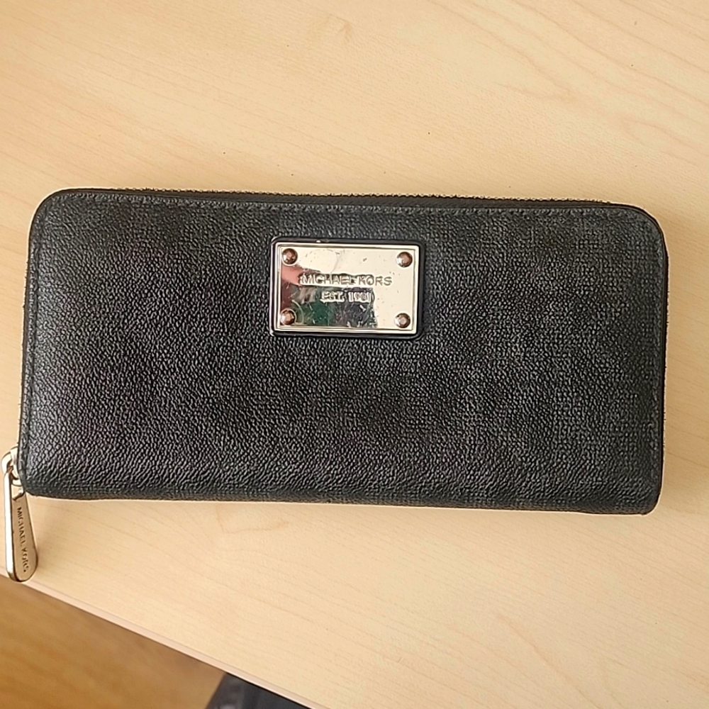 Michael Kors Women's Jet Set Travel Logo Continental Leather Zip Around Wallet